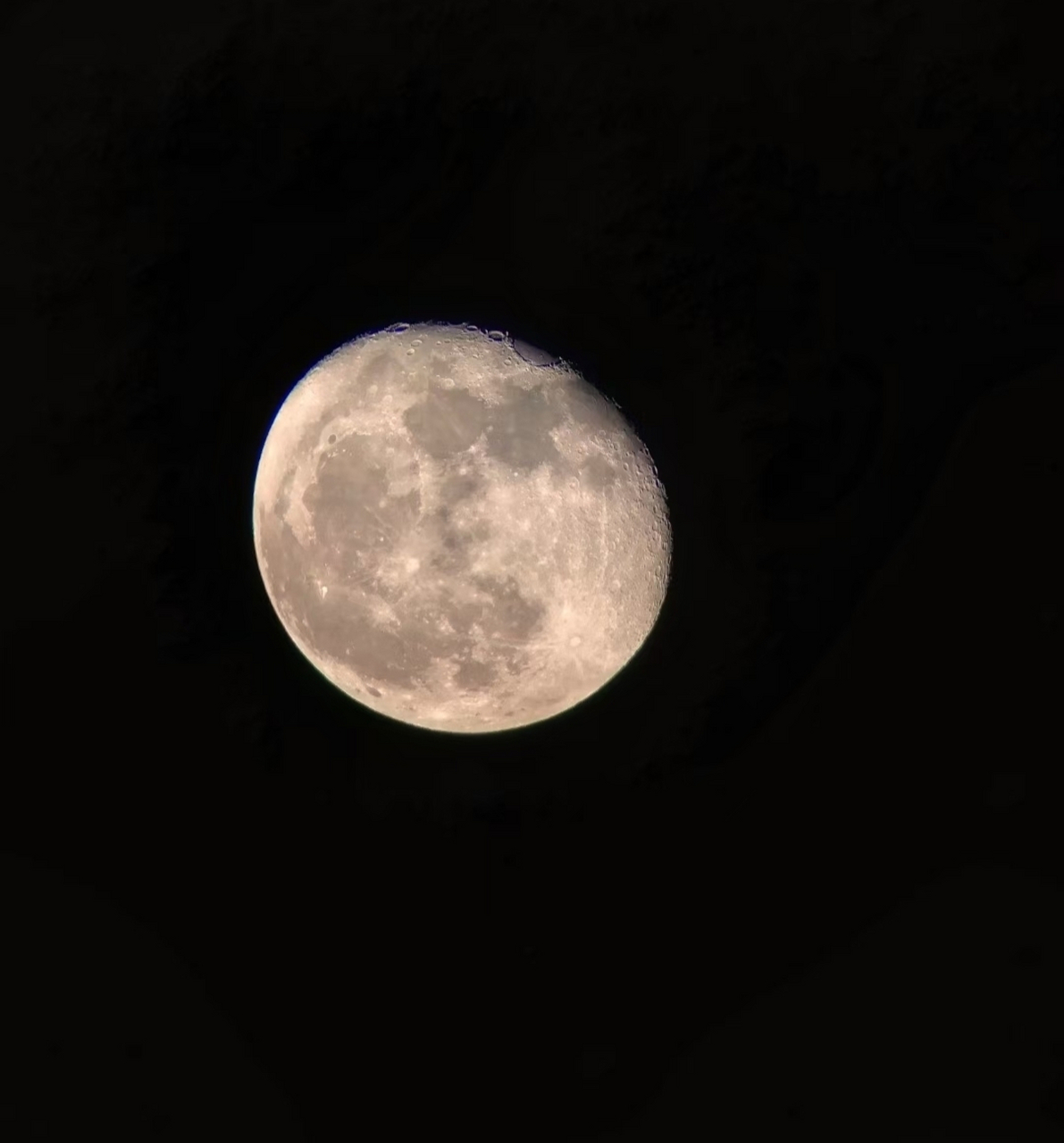 我拍了拍月亮# 手机实拍月亮,它的表面细节你知道是什么样的吗?