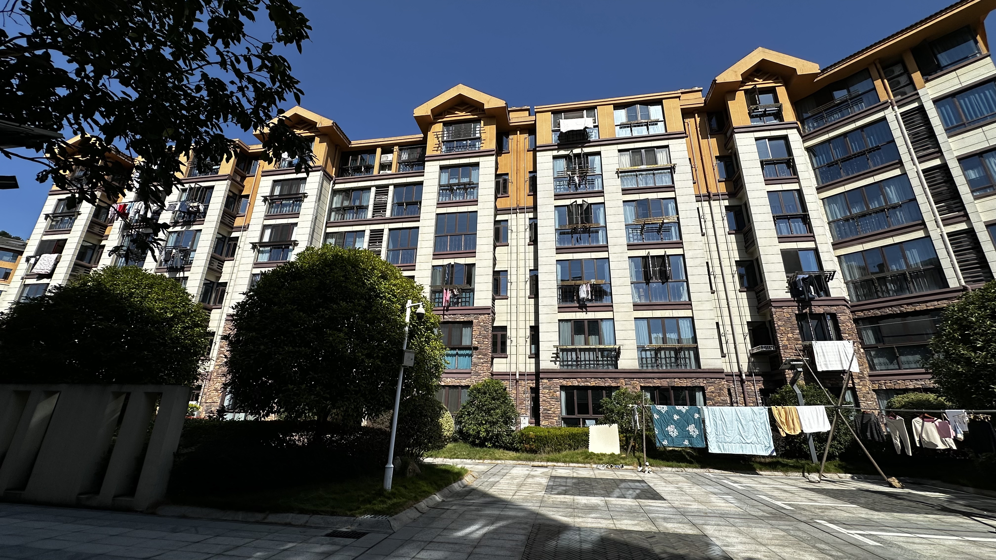 现在来温汤镇为什么一房难求?除了房费其他费用怎么收?