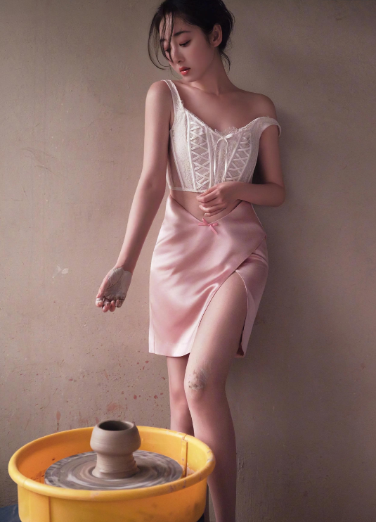 蒋梦婕参与了《男人装》的写真拍摄,使得林黛玉转变成了苏妲己