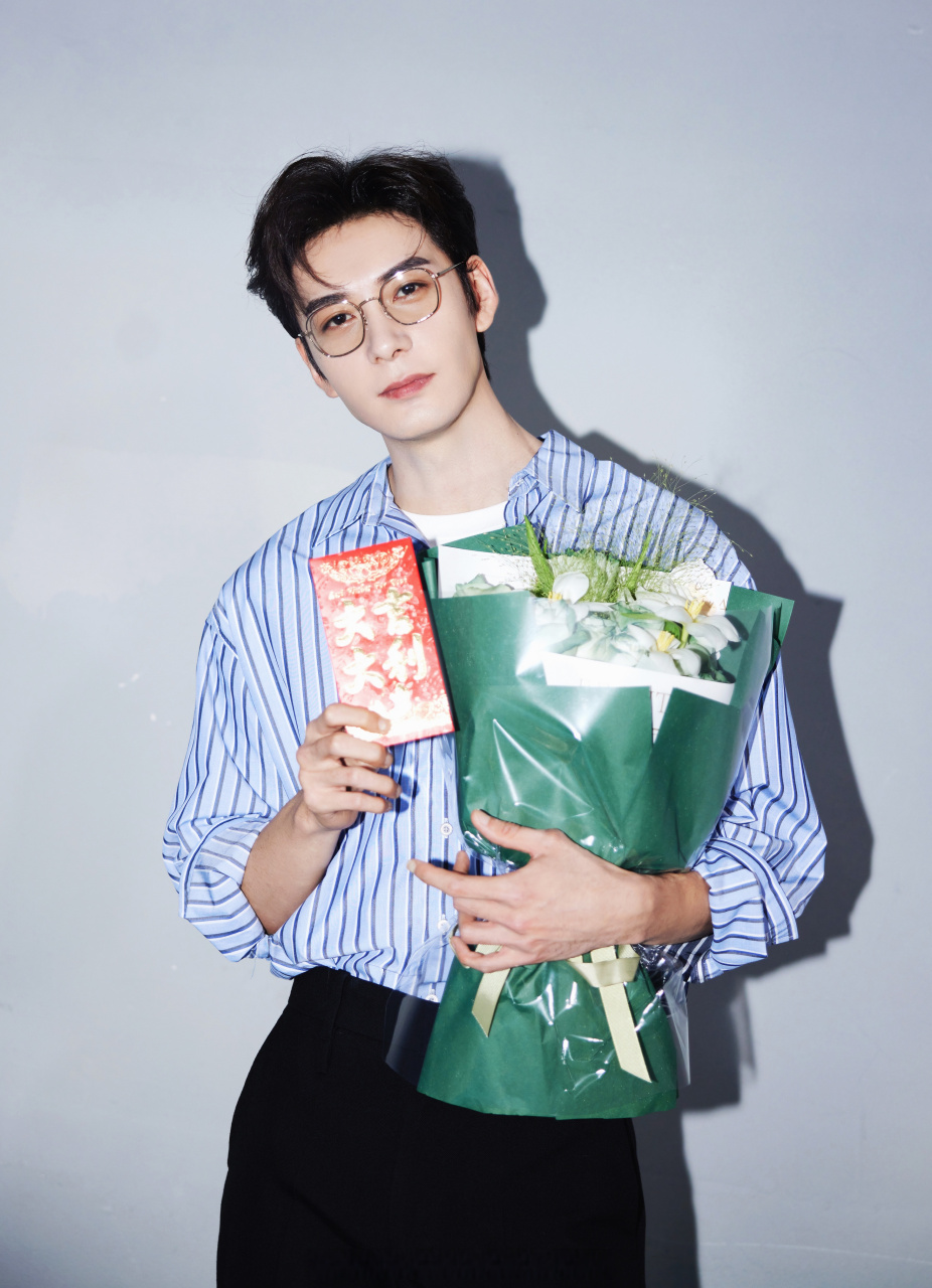 陈星旭戴上眼镜文质彬彬的样子,很符合钱恒大律师的气质.