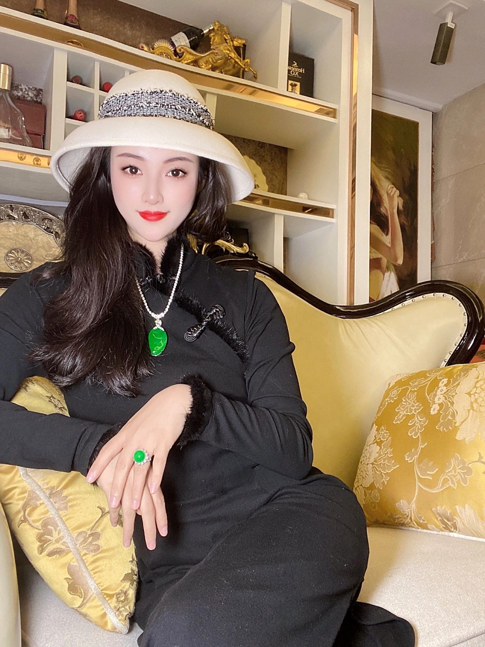 如果将玉石赋予生命的话,越发觉得翡翠是女人.