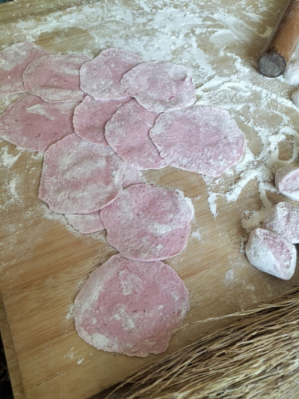 火龙果饺子皮,应该味道还不错吧?