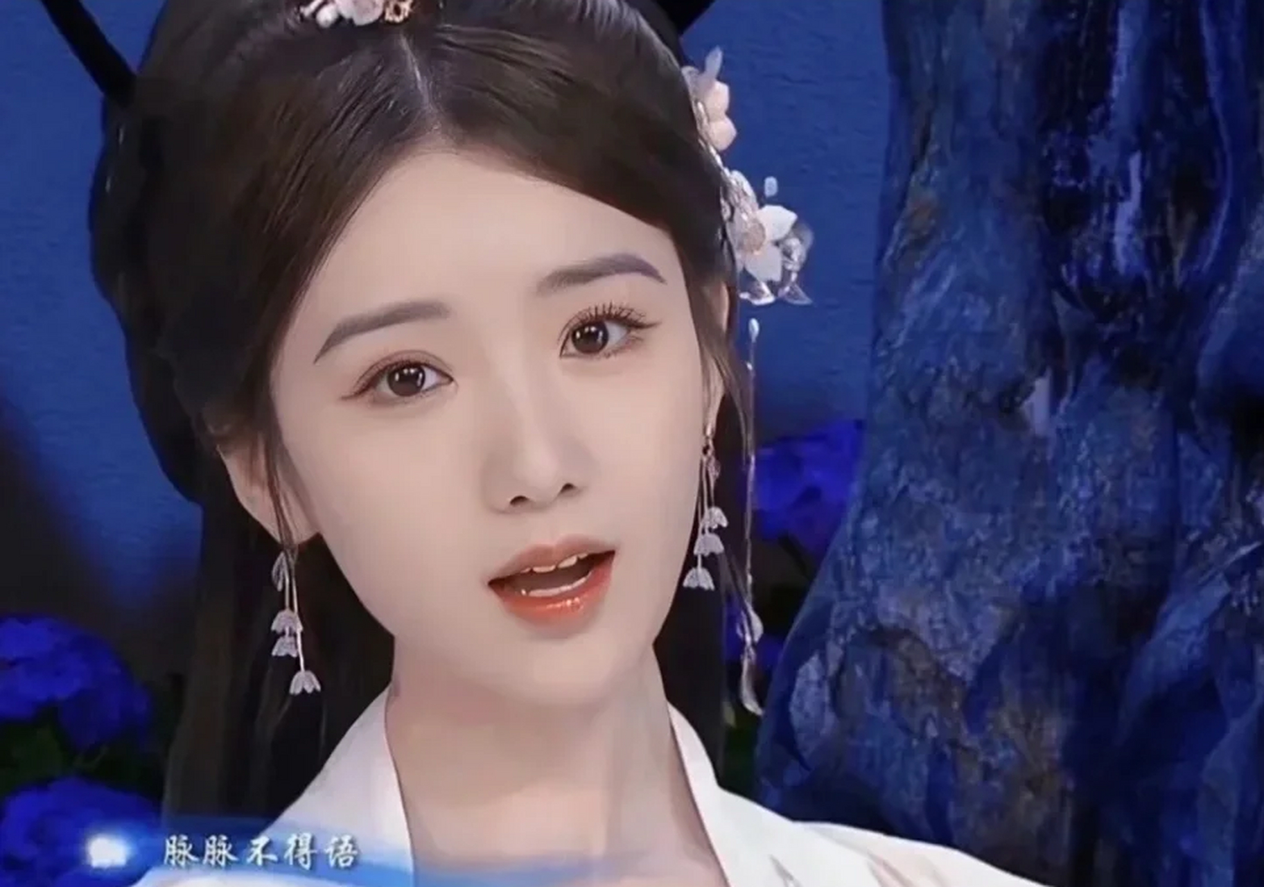 论妆造的重要性,毛晓彤新剧中的红衣造型怎么看起来奇奇怪怪的[泪奔]