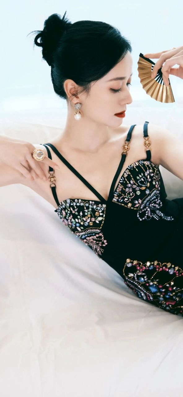 倪虹洁,1978年6月9日出生于江苏省常熟市,中国大陆女艺人,毕业于同济