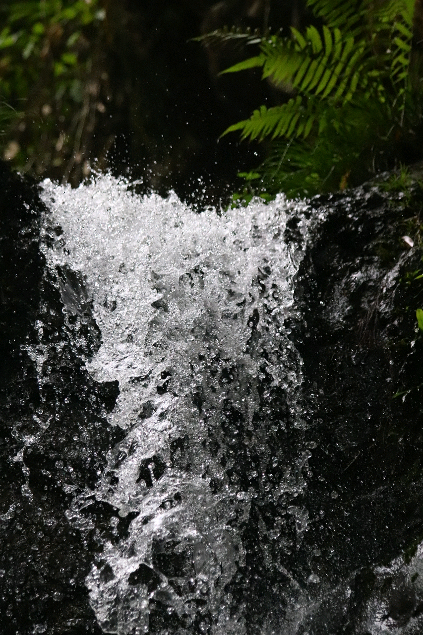 山间小瀑布,水珠飞溅,晶莹剔透.