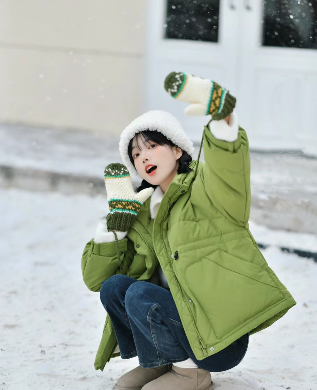 但要选对服装的颜色,可以尝试浅绿色羽绒服搭配白色内搭,就显得很清新