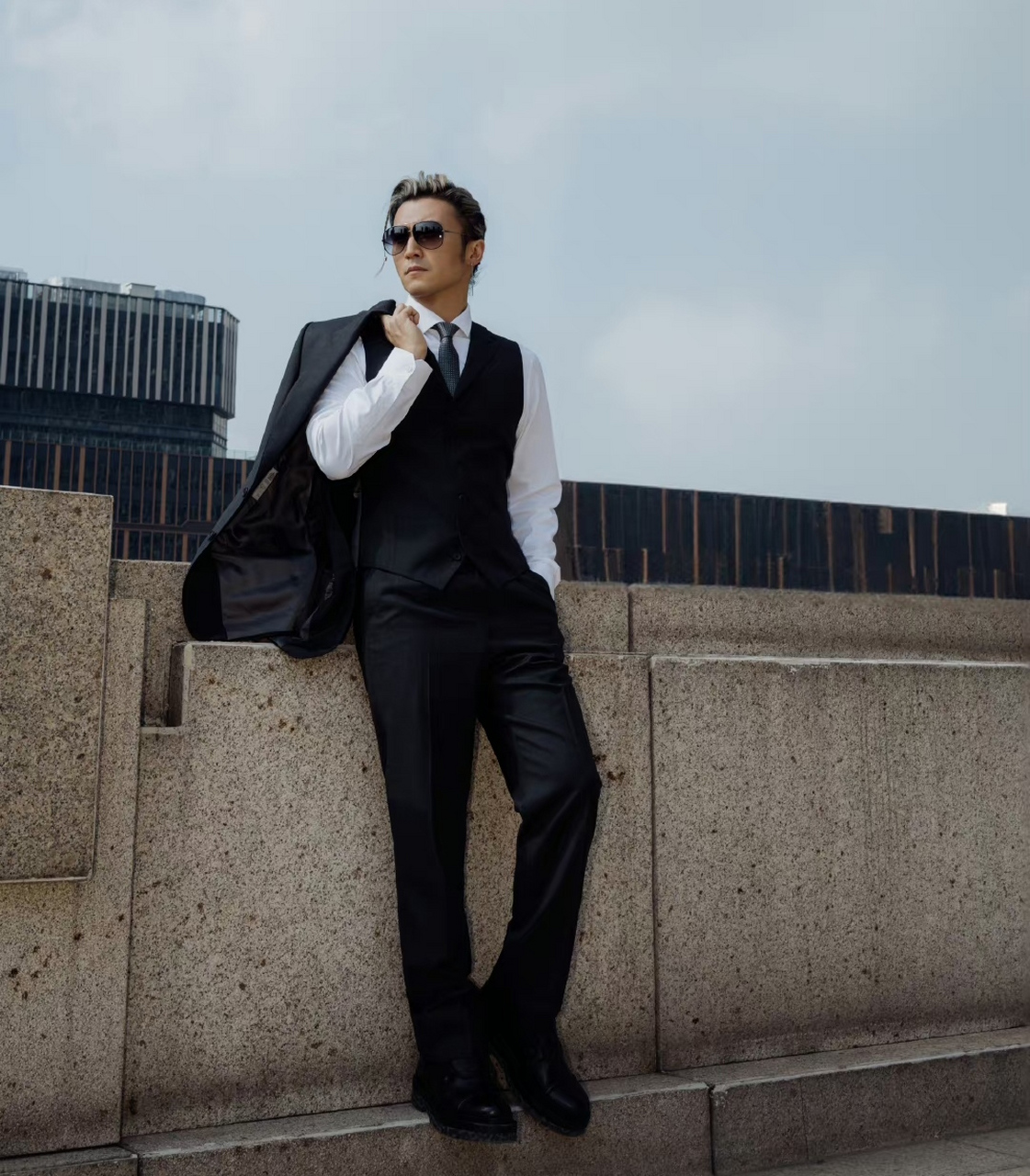 谢霆锋在天台凹造型耍帅,头发染了一半潮范十足,虽然穿衣打扮还是他