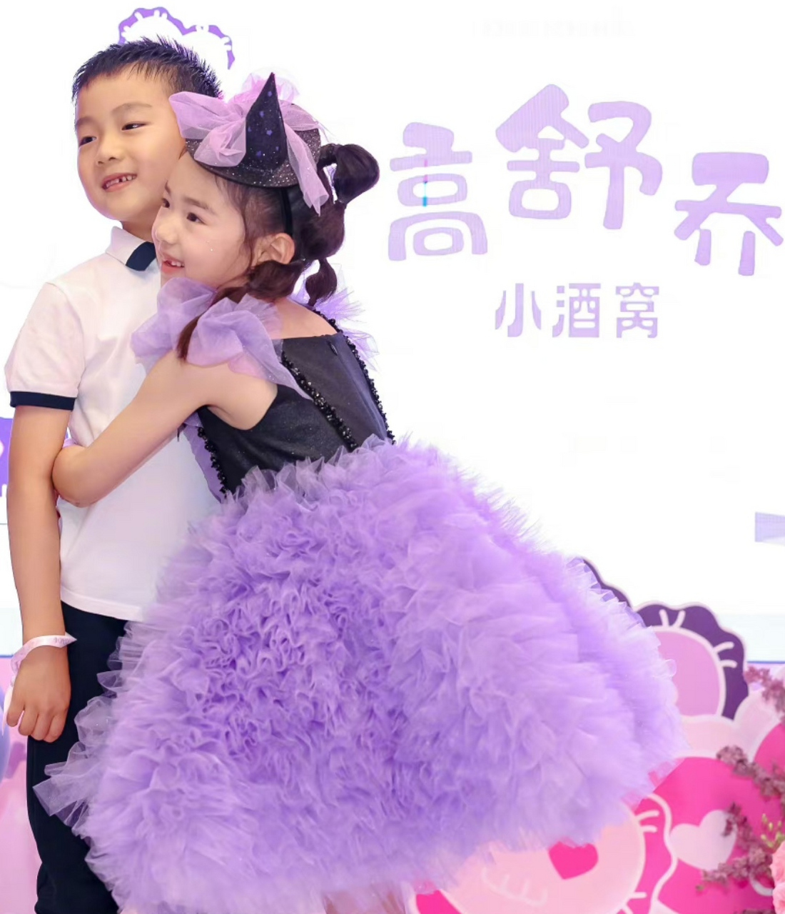 董璇在亲子餐厅为女儿办生日宴,小酒窝大名曝光叫"高舒乔",爸妈离婚后