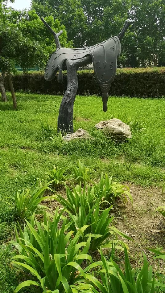 智库杨兆波:三十年如一日的社区雕塑《滴水穿石》