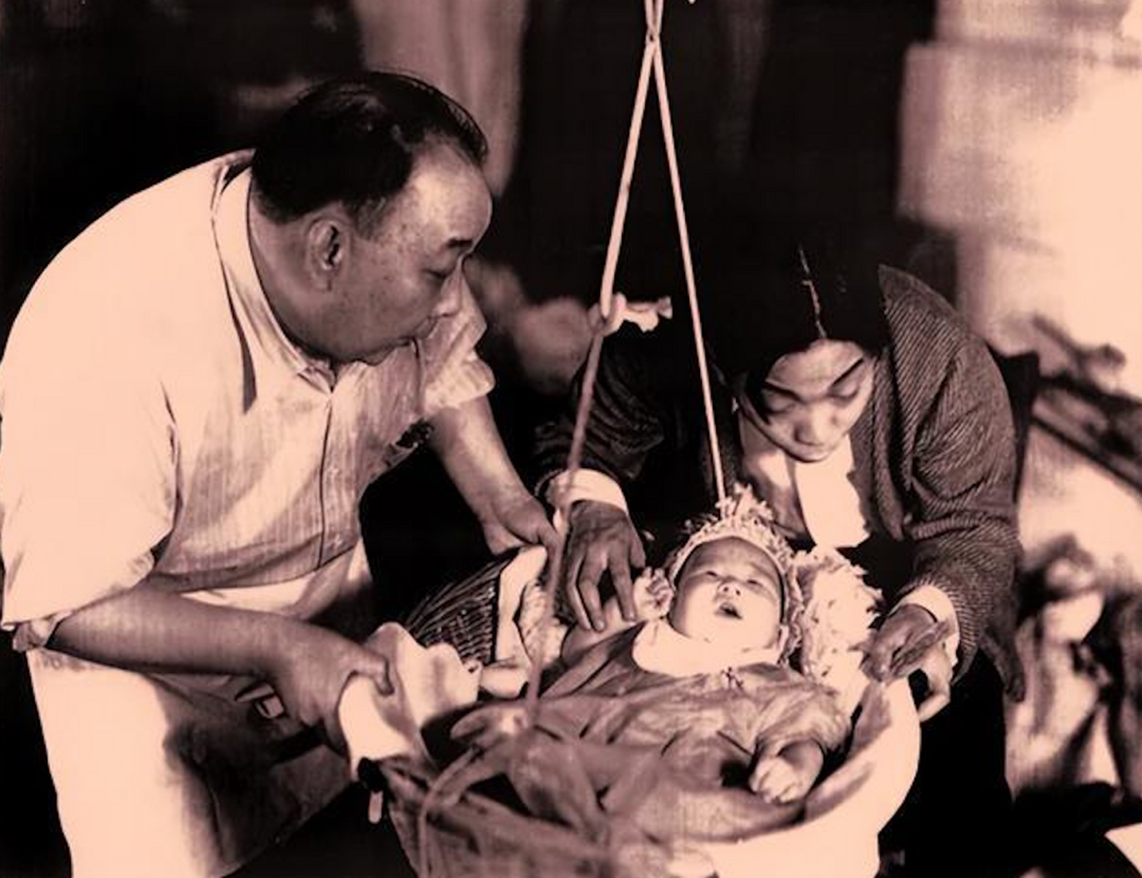 1941年,出演电影《金门女》摇篮中李振藩,就是后来的功夫巨星李小龙.