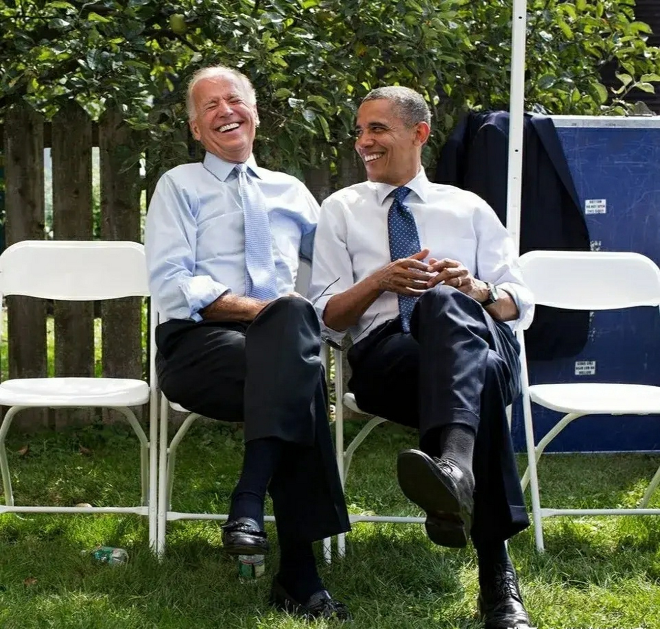 拜登和奥巴马聊的什么呀?笑的这样开心.