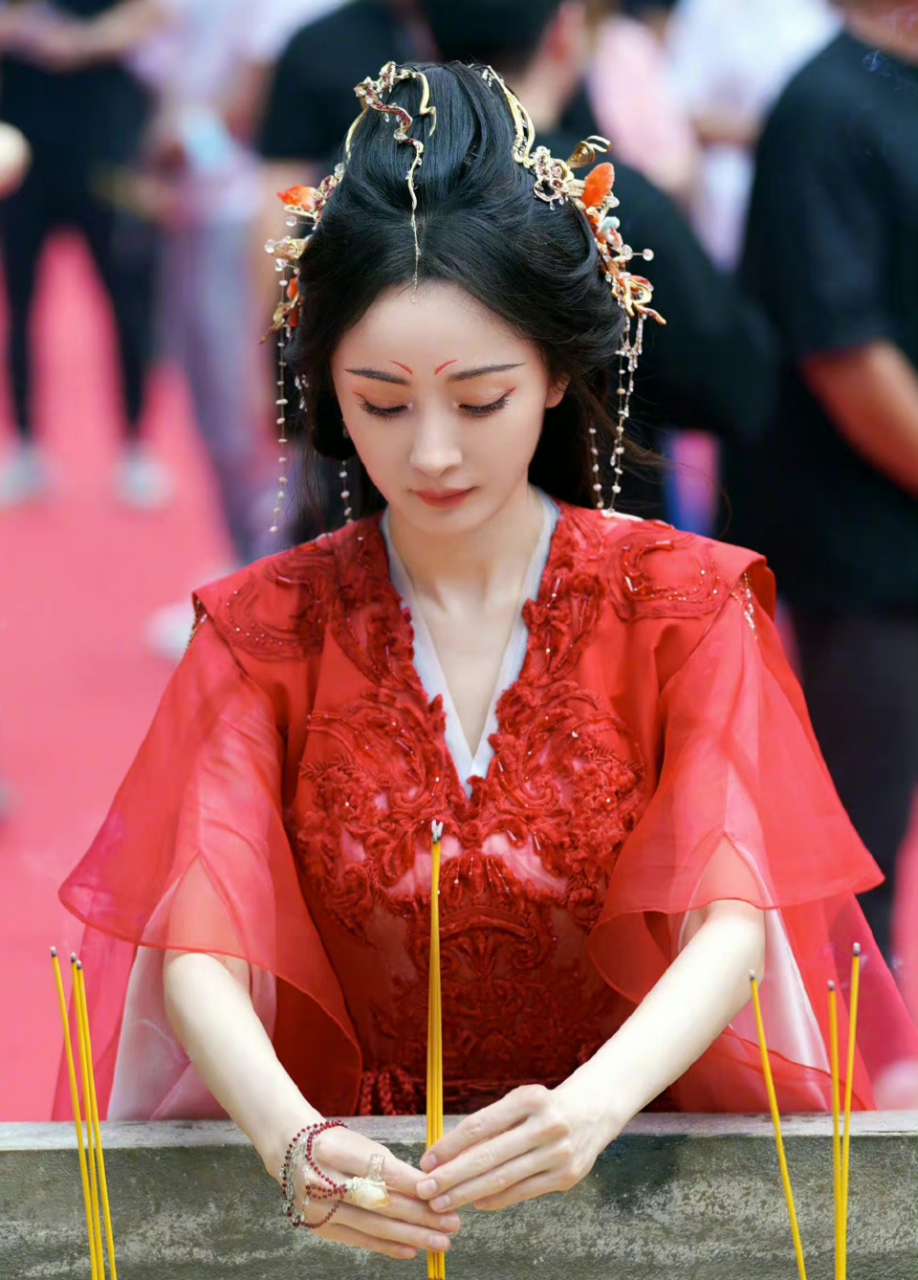 杨幂在电视剧《狐妖小红娘》里的造型也太好看了吧,狐妖涂山红红造型