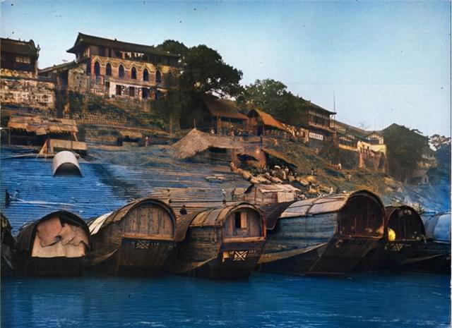 1946年,四川万县,雄伟的长江上,万县古城如诗如画
