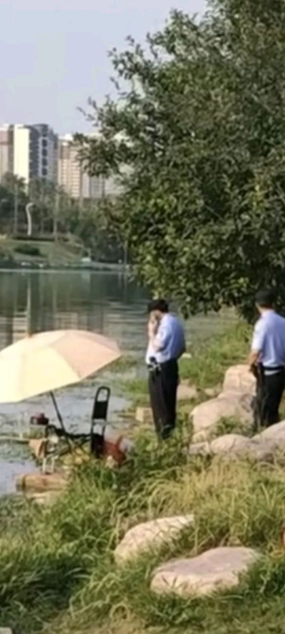 24郑州北环贾鲁河,接网友提供消息,一钓鱼爱好者在贾鲁河固城村桥西