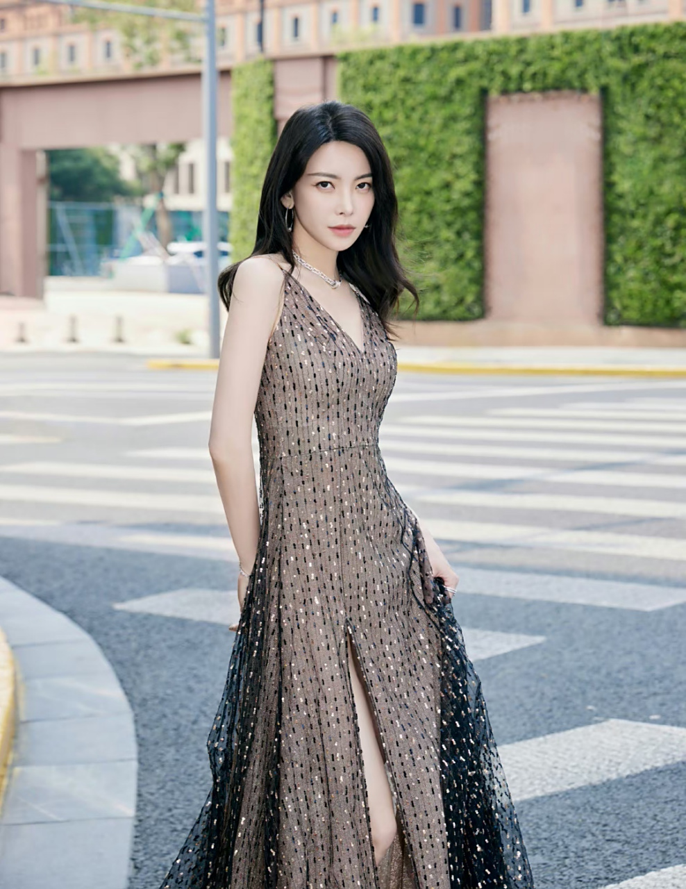 于文文# 一袭透明深v吊带裙,雪肤玉貌的容颜,白皙细嫩的肩颈线,丰腴