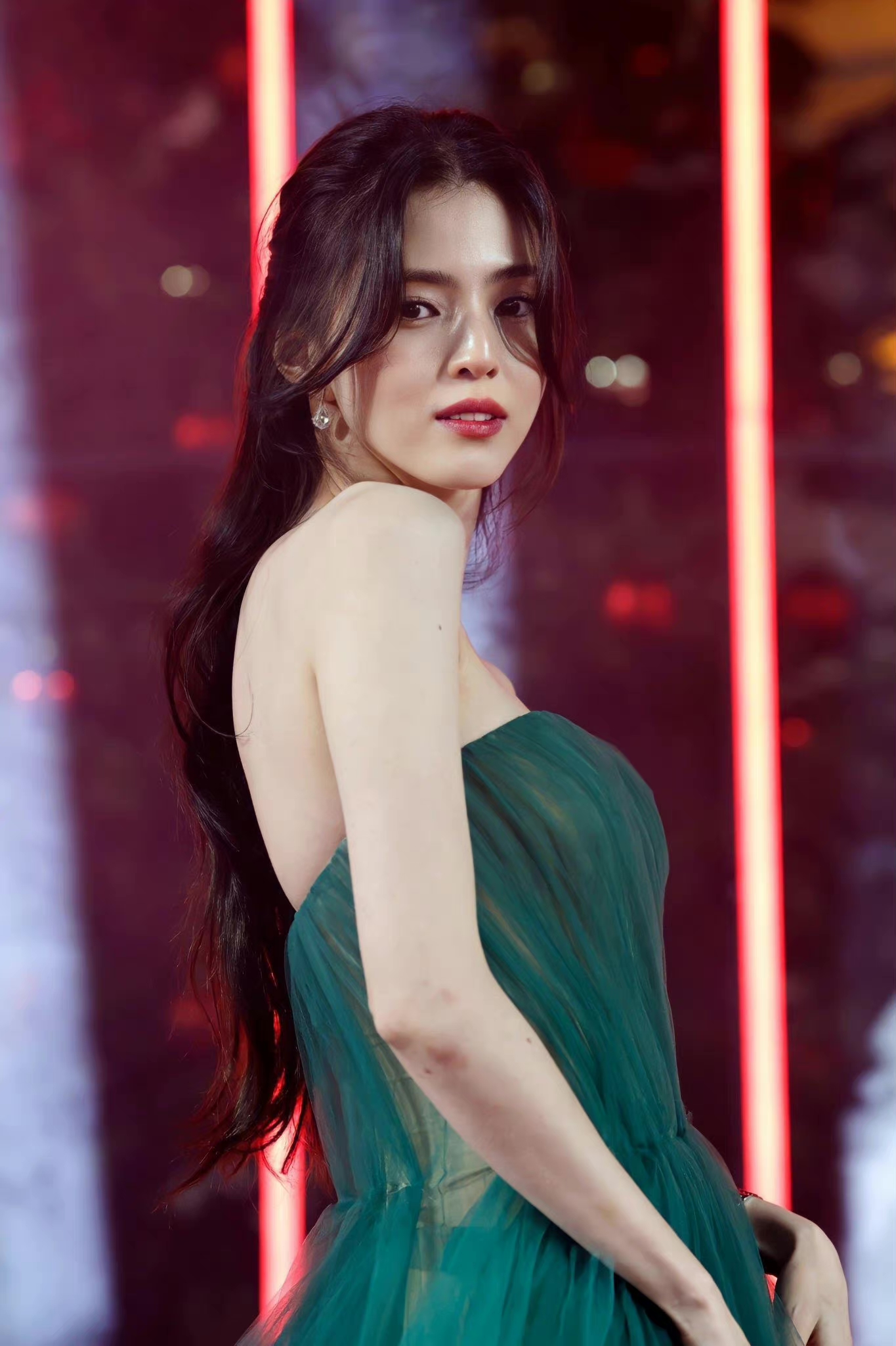 "第一美人"韩素希出席英国时尚大奖太惊艳,网友:比宋慧乔还美