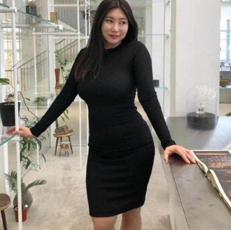 40岁阿姨被20岁大男孩倒追,魅力四射,丰满但不显臃肿