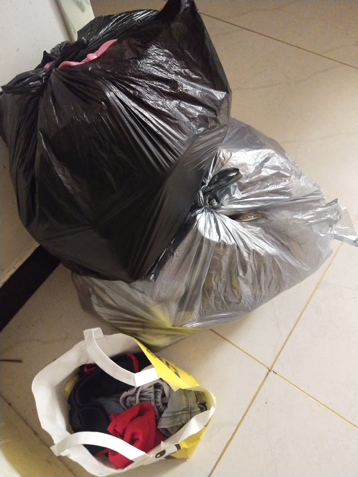 该怎么正确处理旧衣服,是扔还是捐给回收箱,回收给有需要的人?