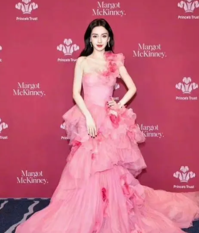 angelababy礼服腰围改小 身材比例超吸睛