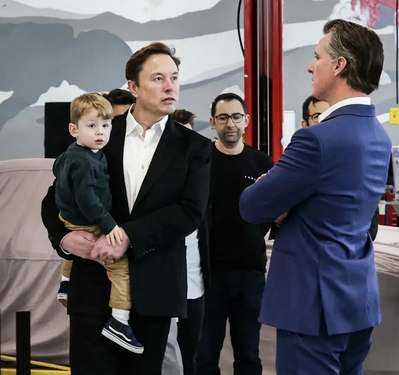 马斯克抱着"小x"会见了加州州长纽森,就像朋友见面一样轻松,在加州