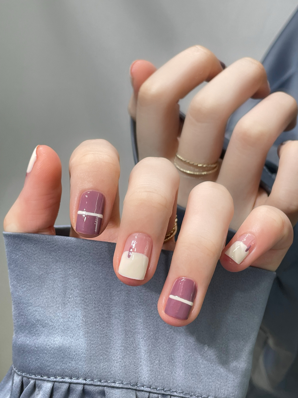 简约ins风90高级显白的烟灰紫线条美甲!