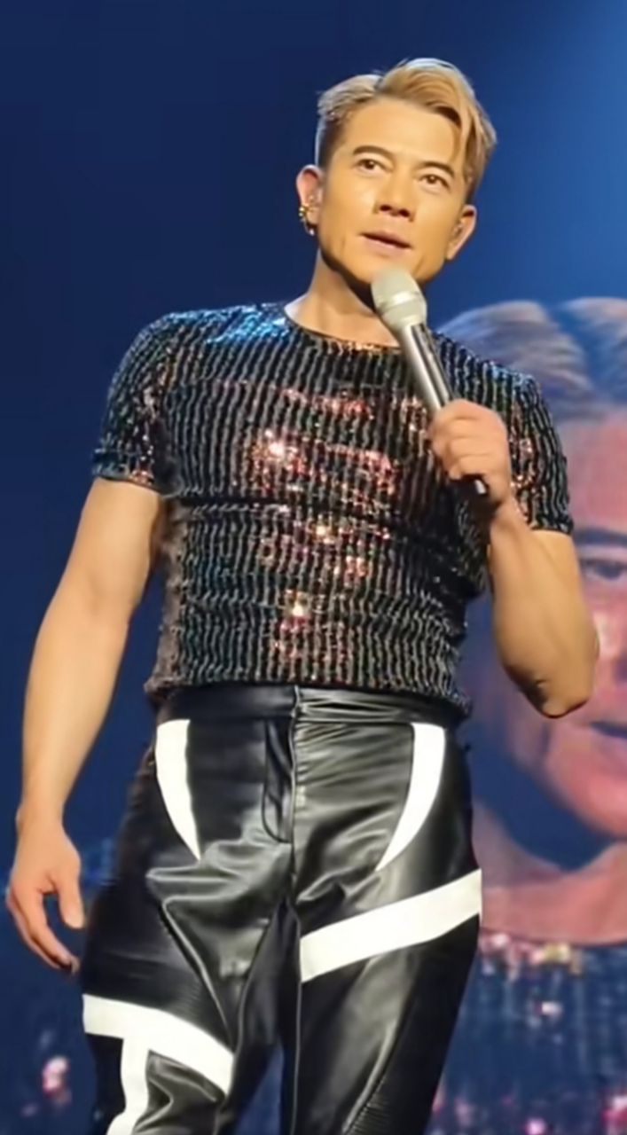 58岁的天王郭富城在演唱会现场上蹦下跳,引发台下粉丝大叫他是大帅哥.