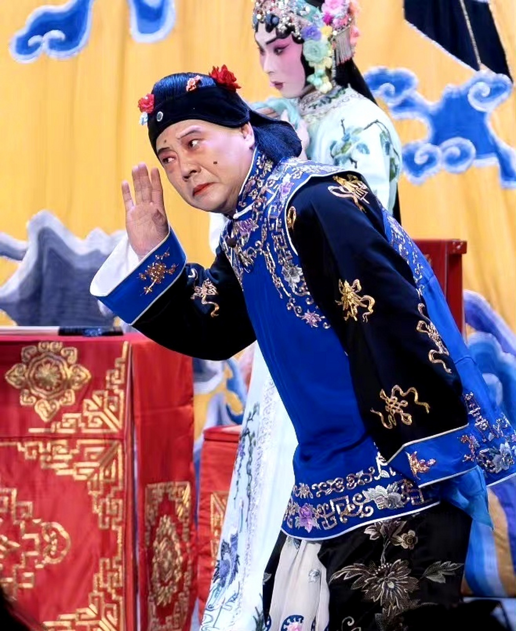 郭德纲在三庆园庆典里,男扮女装,真有点70岁老太太的感觉,特别是脸上