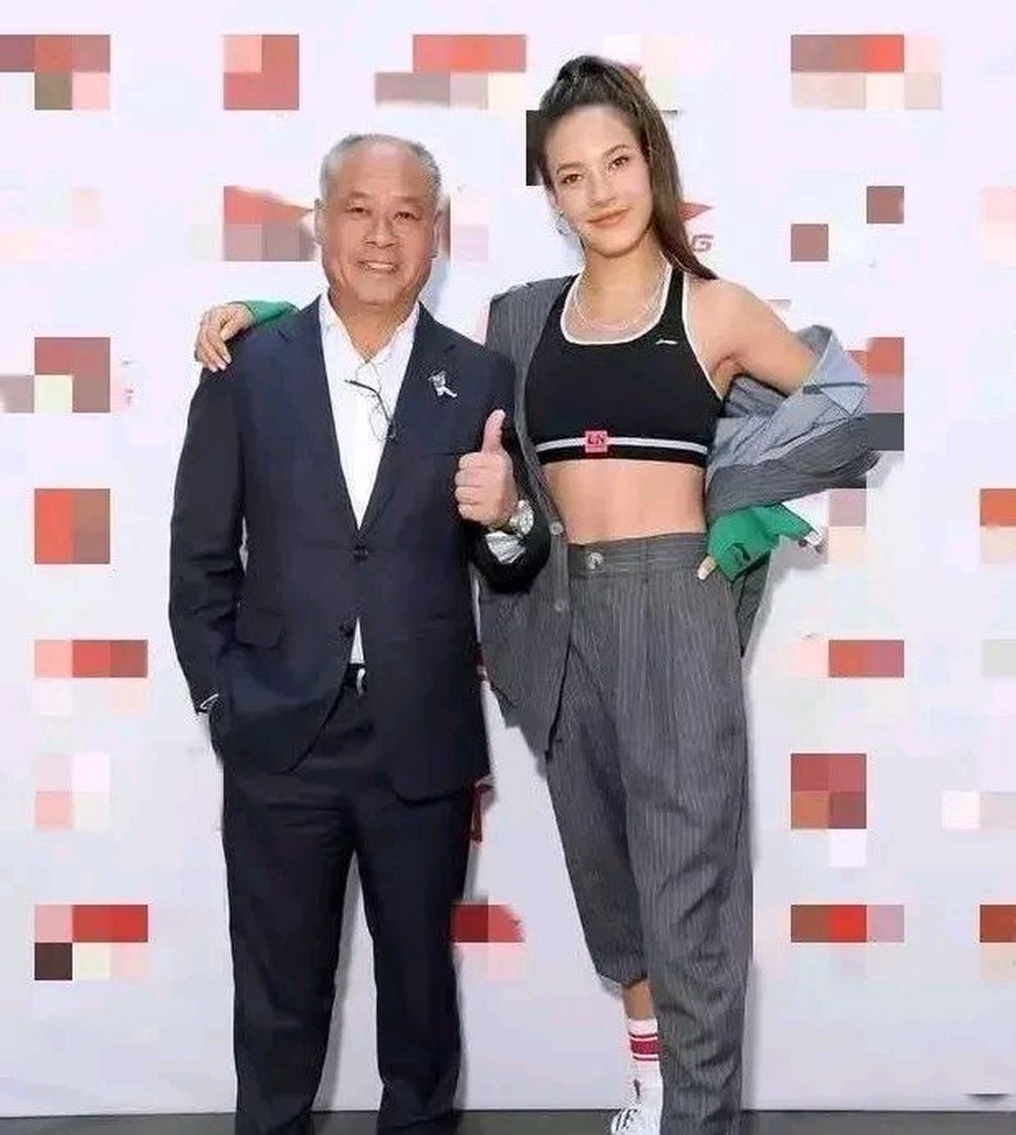 60岁李宁与62岁妻子同框,李宁沧桑像老头,妻子娇美似少女惊艳全场  近