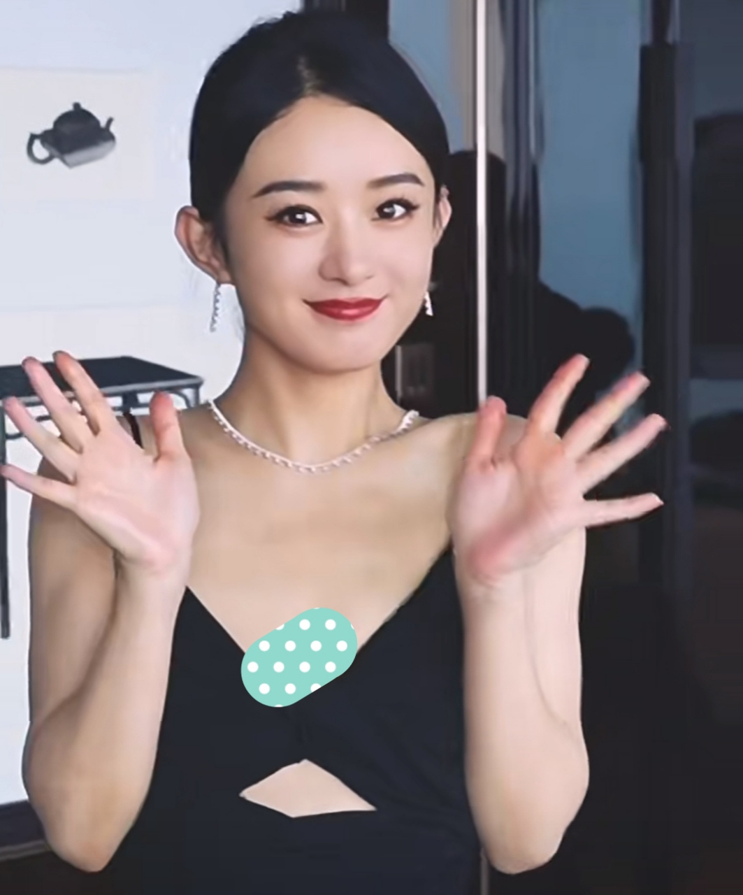 赵丽颖亮相活动元气十足,她的脸型太抗老了,下巴圆润减龄又温柔,虽然