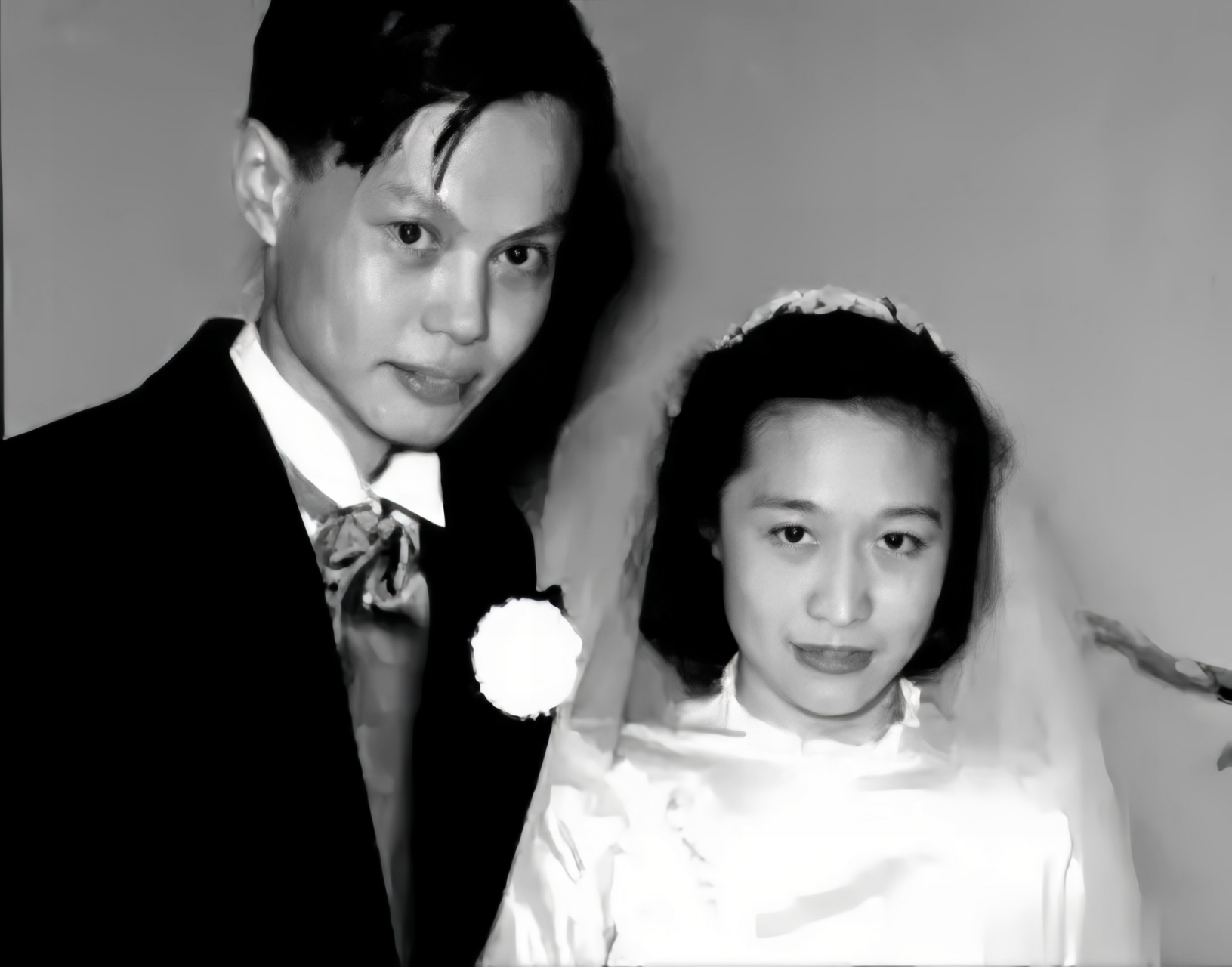 第一张是杨振宁和结发夫人杜致礼的合影; 第二张是杨振宁和翁帆的合影