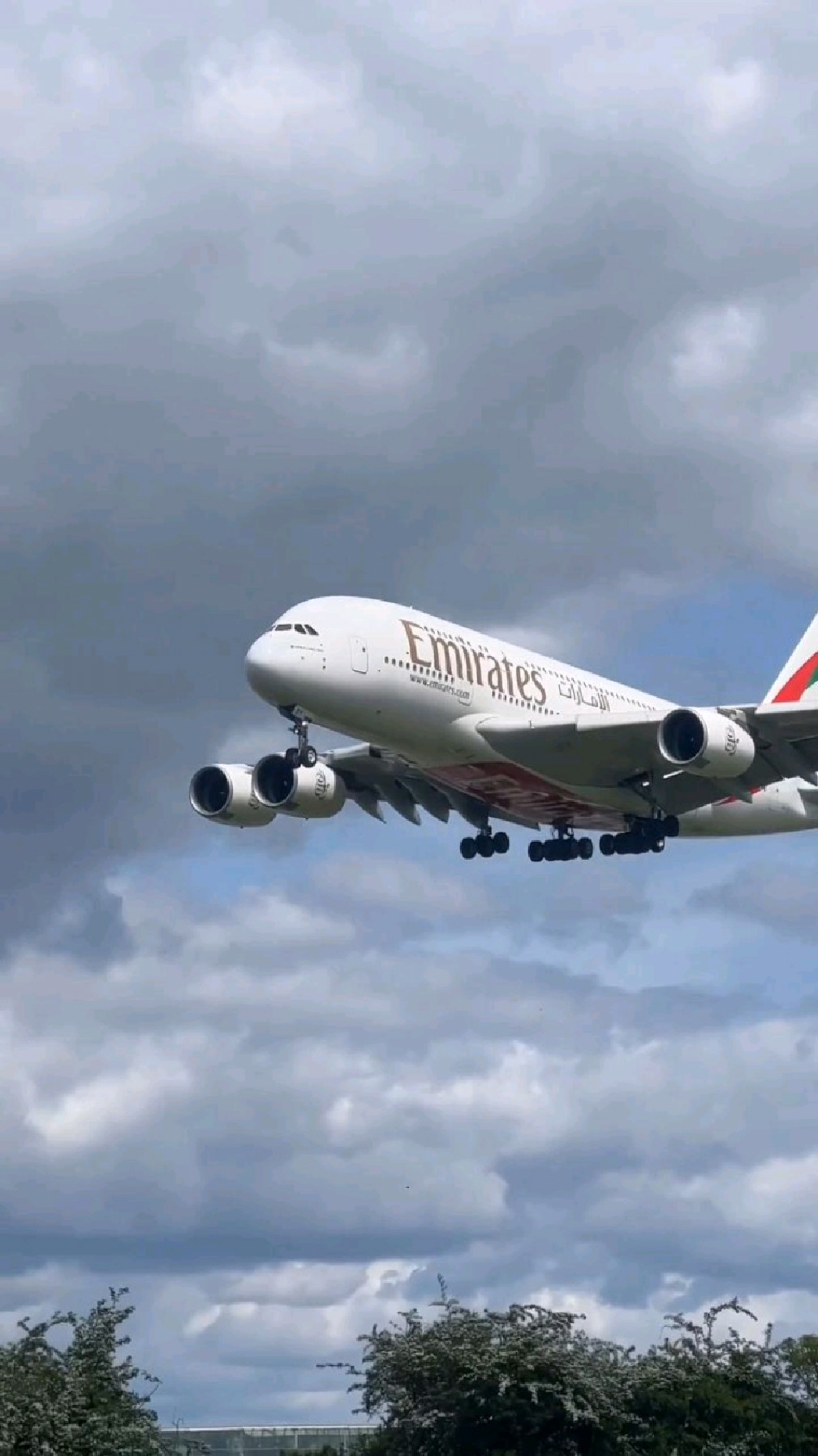 低空飞行的a380客机