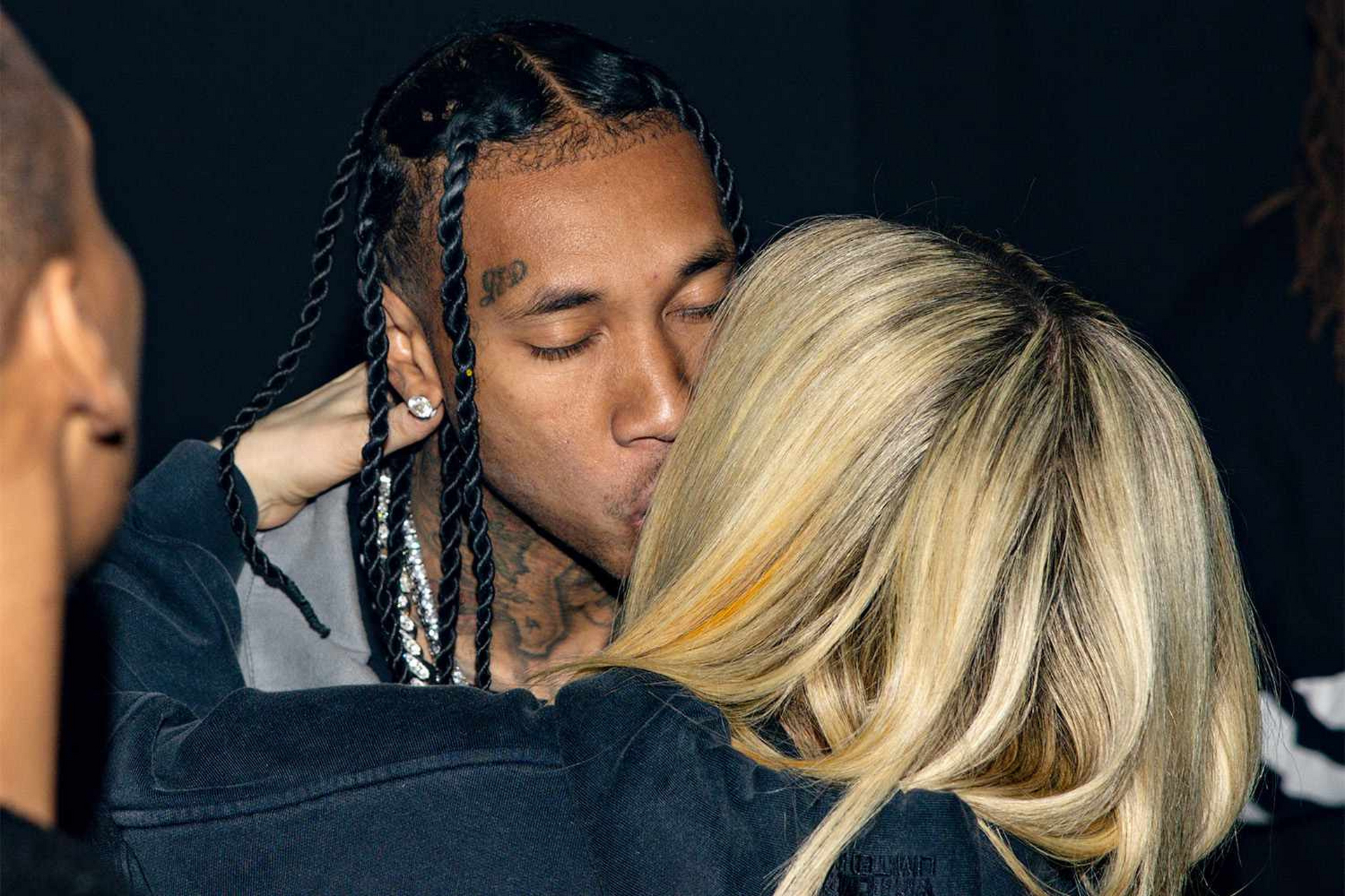 根据八卦媒体之王tmz的报道,艾薇儿avril lavigne 与男友 tyga 已经