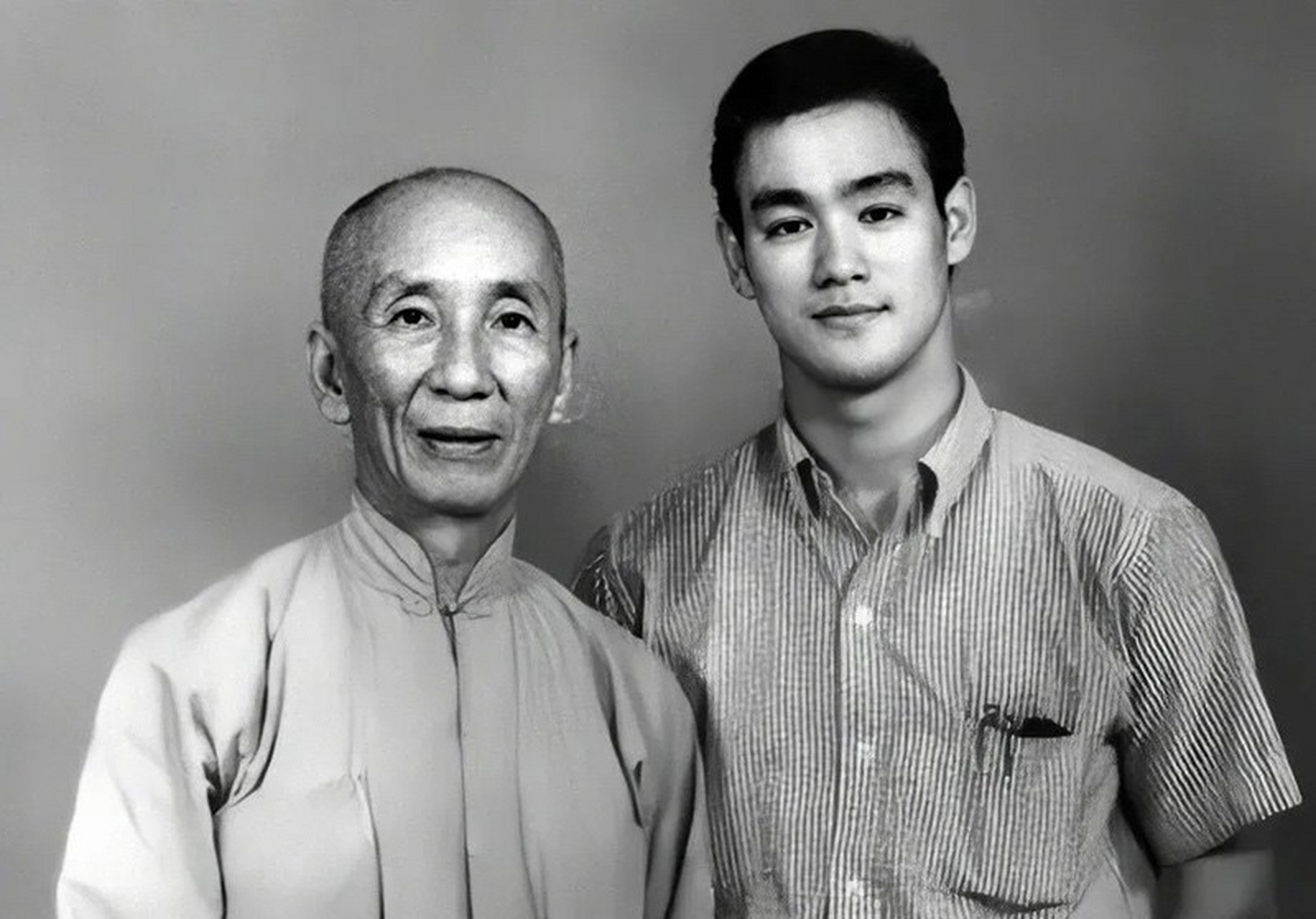 1965年,李小龙与师傅叶问的合影,此次李小龙是从美国回来探亲,刚好也