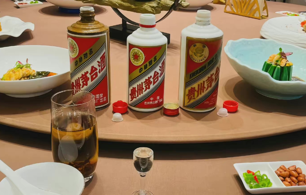 山西一家人聚餐,喝光3瓶茅台酒,临走时饭店竟不让把空酒瓶带走