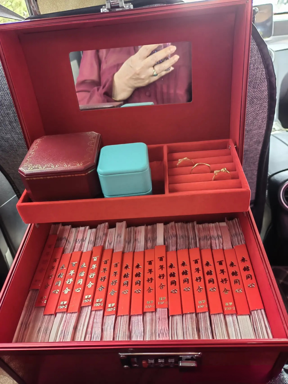 儿子订婚那天,看到彩礼箱子里崭新的18.