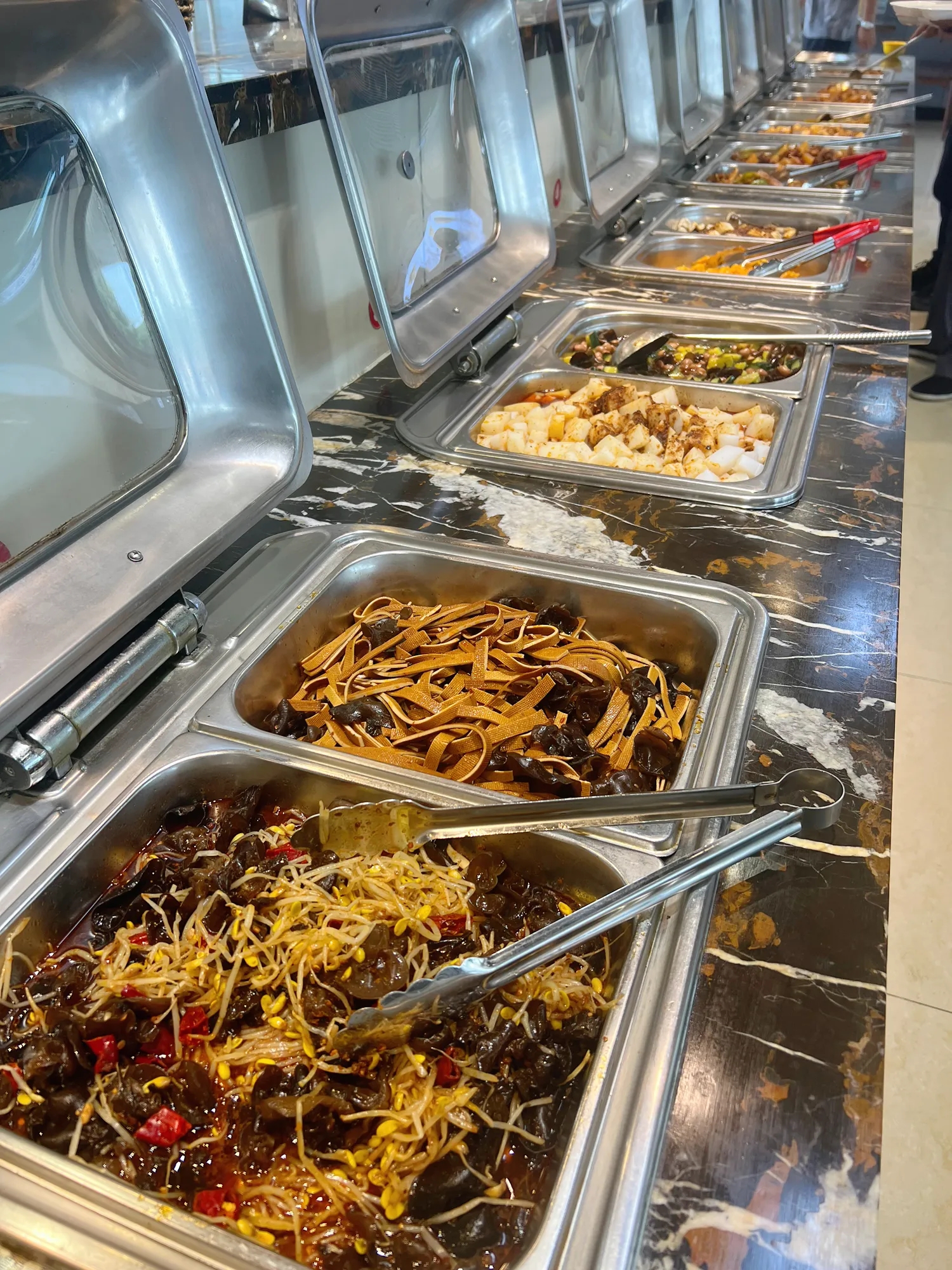 自助餐38元一餐,旅行自驾时,你会去服务区吃饭吗?