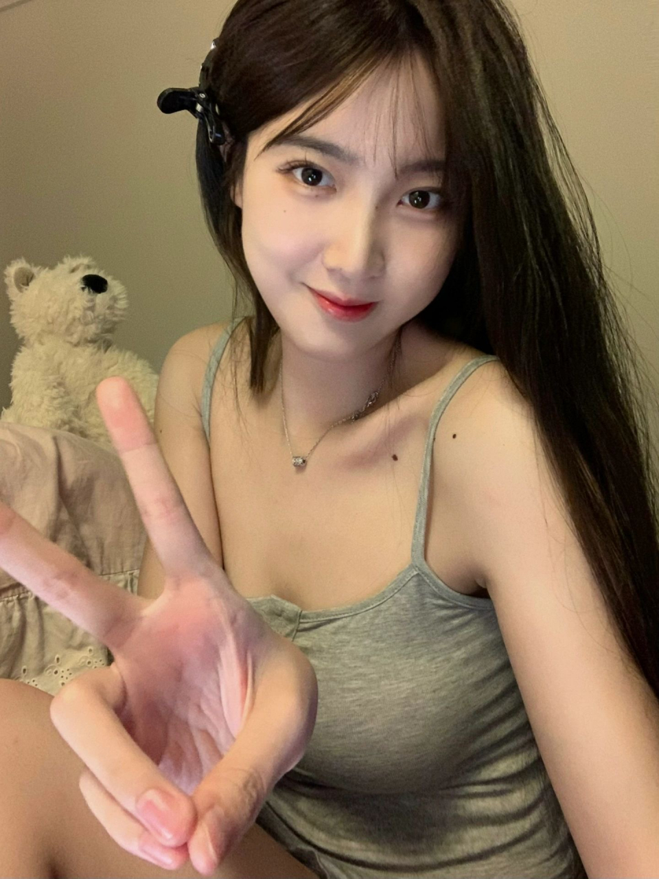 素颜小姐姐吊带背心自拍,性感漂亮!