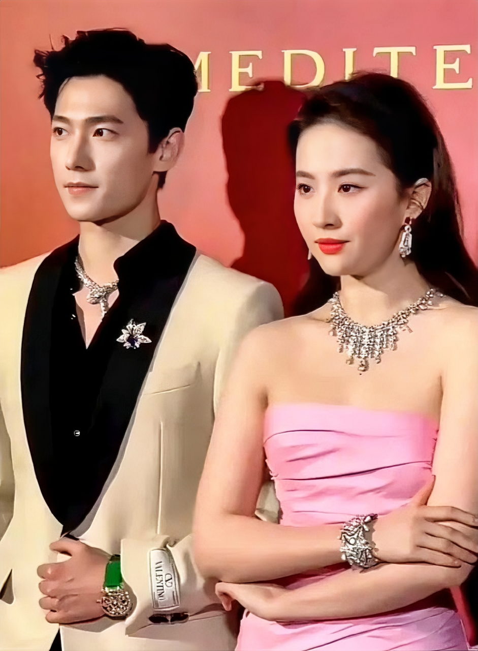 杨洋和刘亦菲时隔八年同框合照对比,岁月一点都没在两个人的脸上留下