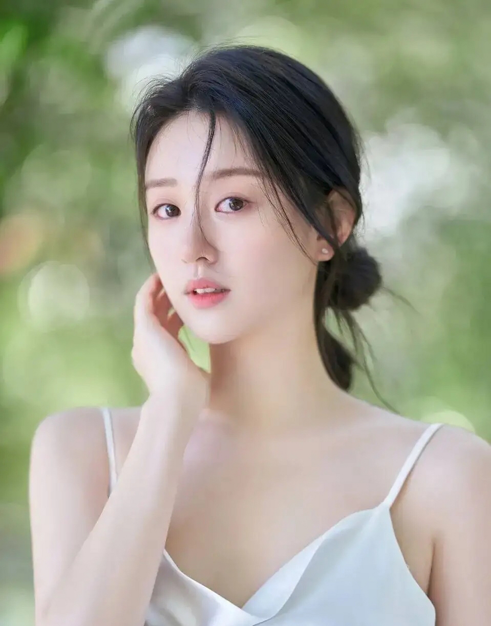 肤如凝脂,白里透红,温婉如玉,晶莹剔透.