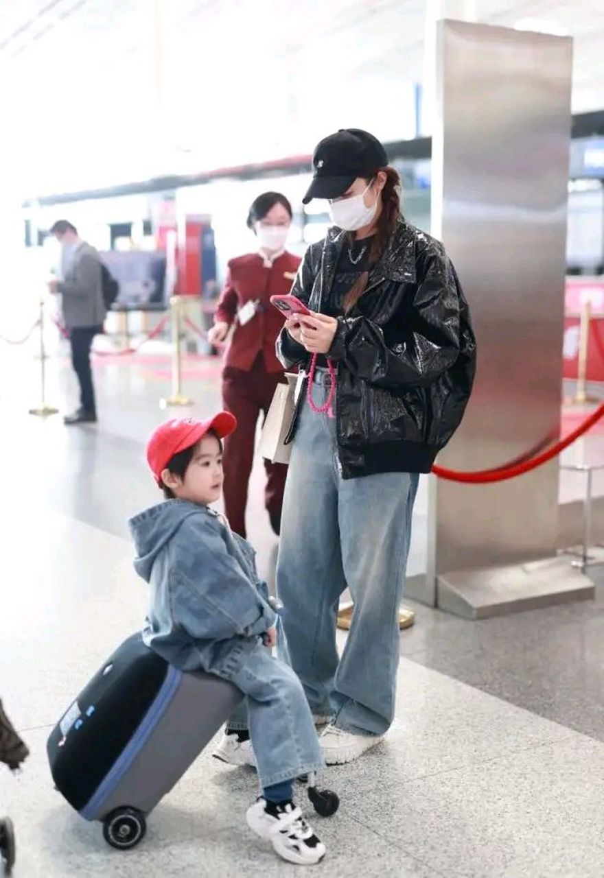 麦迪娜带着儿子姜丹尼尔亮相首都机场,她这次搭配的很有潮流感  里面