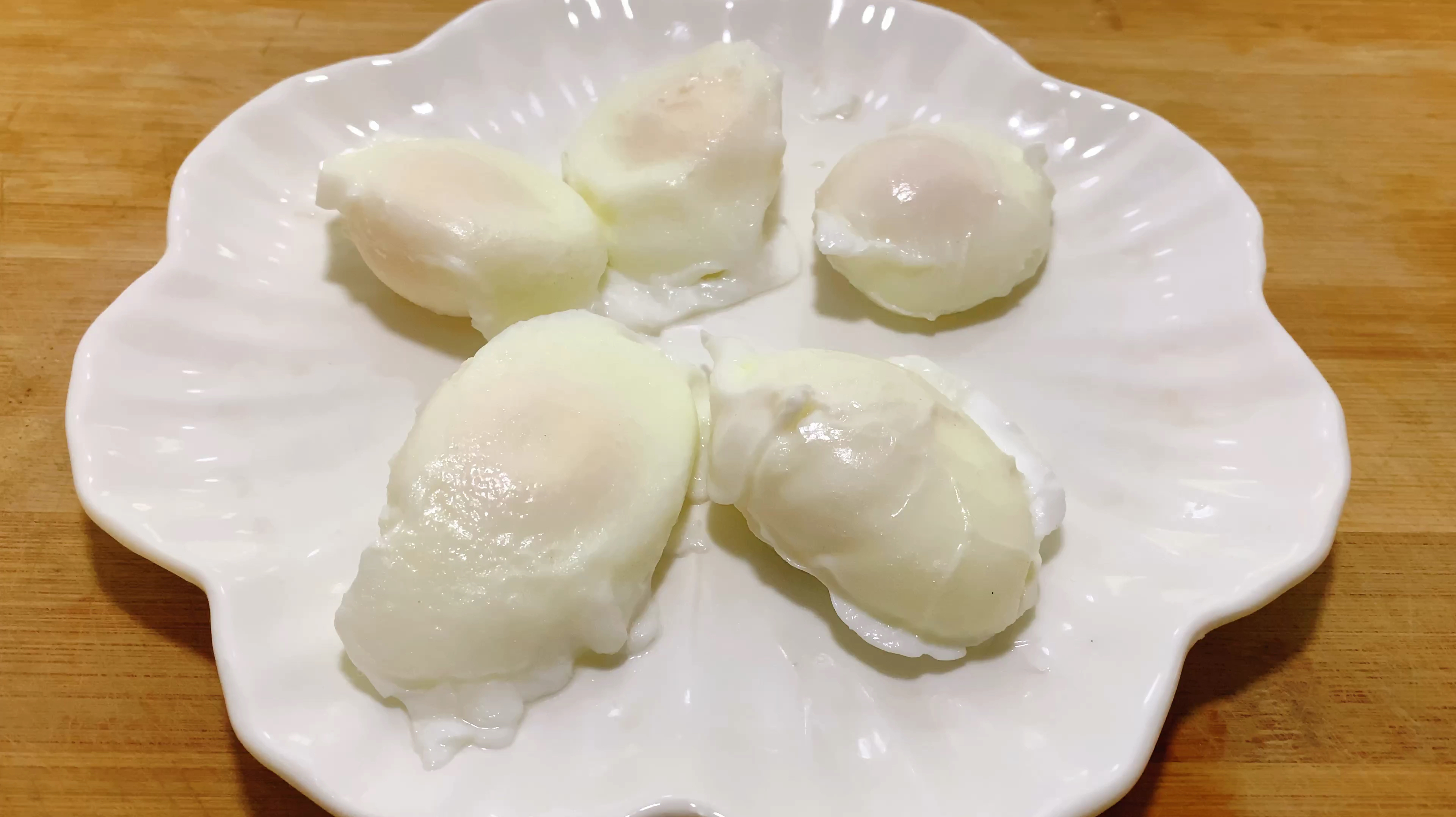 水煮荷包蛋冷水下锅还是开水下锅?教你做法和技巧,不散花不粘锅