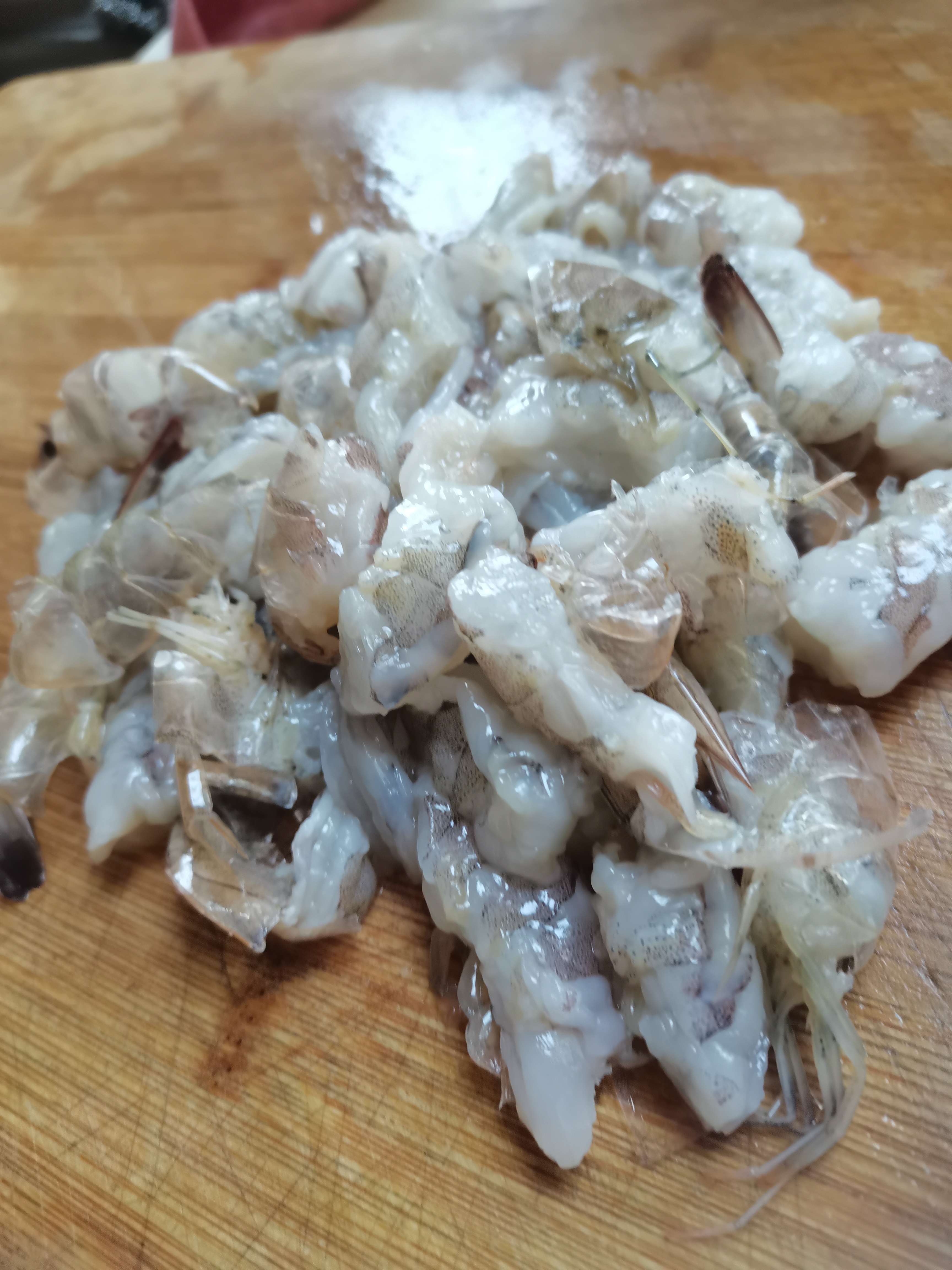 中午炒虾吃,上次花100元买了两公斤多青虾,吃了一