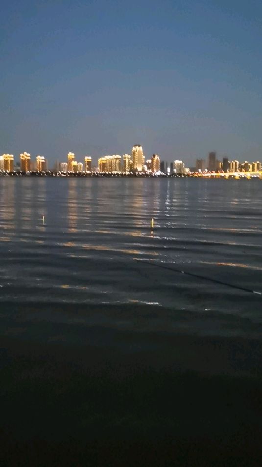 垂钓也是一门运动!江风很凉爽!