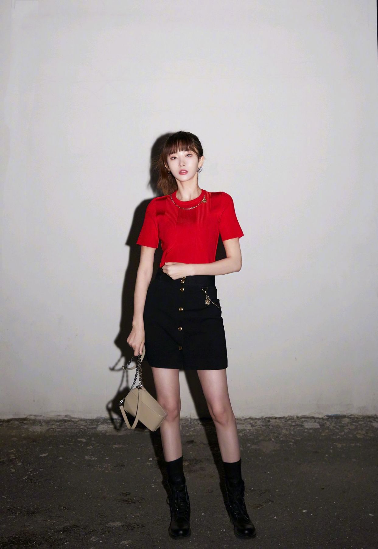 胡丹丹曝光一组全新大片,整体造型大气优雅,金属配饰更添时尚感