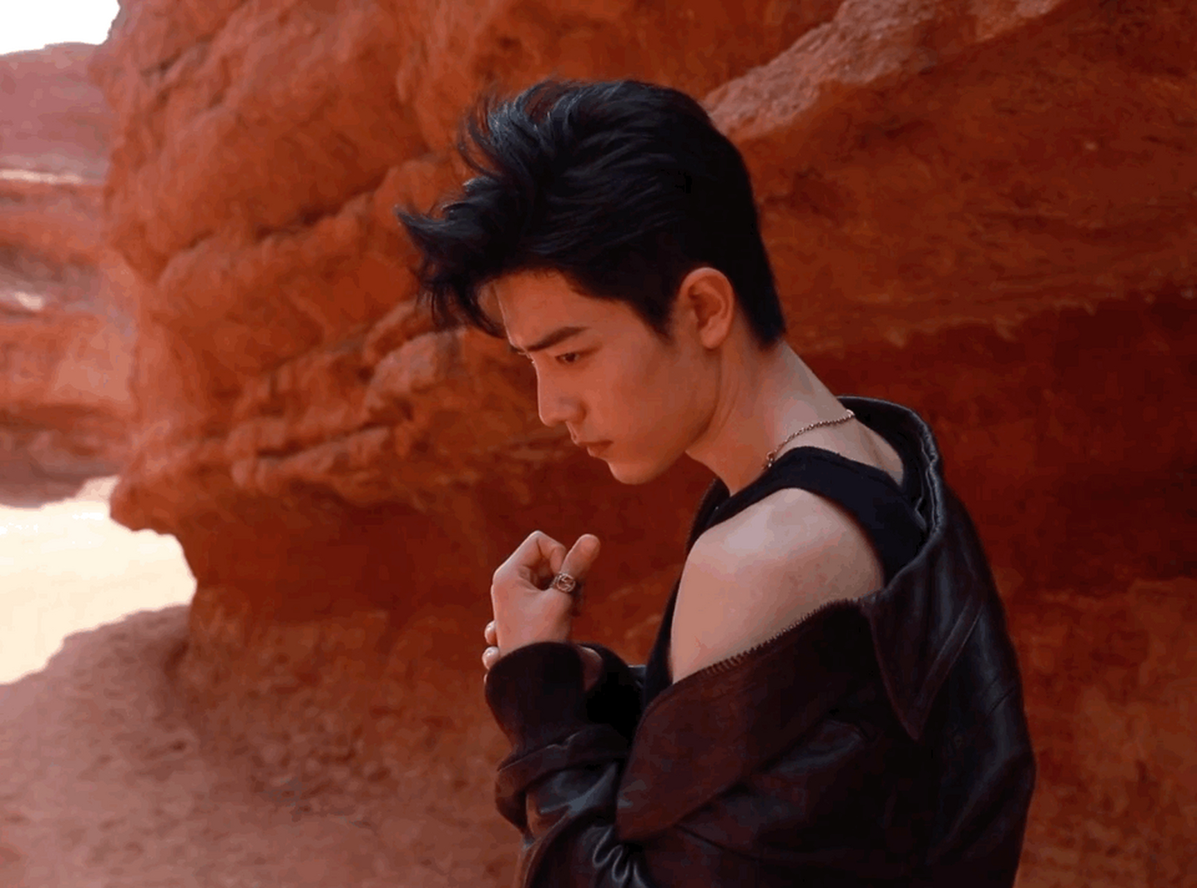 肖战沙漠旅拍有点帅哟,意境十足,更是忙里偷闲.#肖战# #肖战玉骨遥