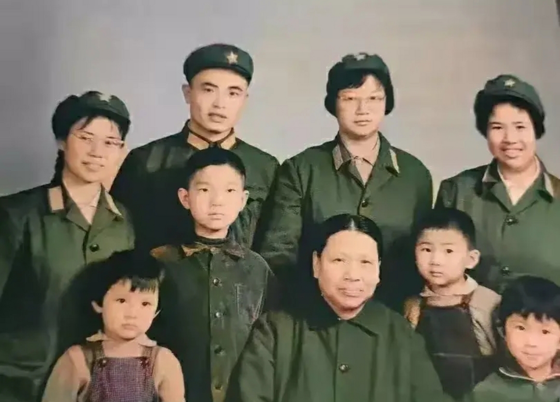 这是1976年,张文秋和她的女儿,外孙一起拍的照片