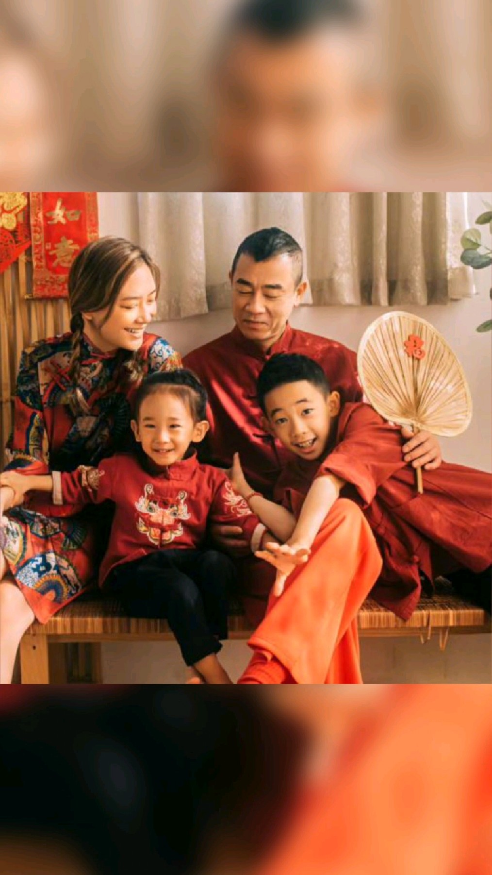 应采儿陈小春一家人近照,jasper模样一点没变,弟弟光着脚-度小视