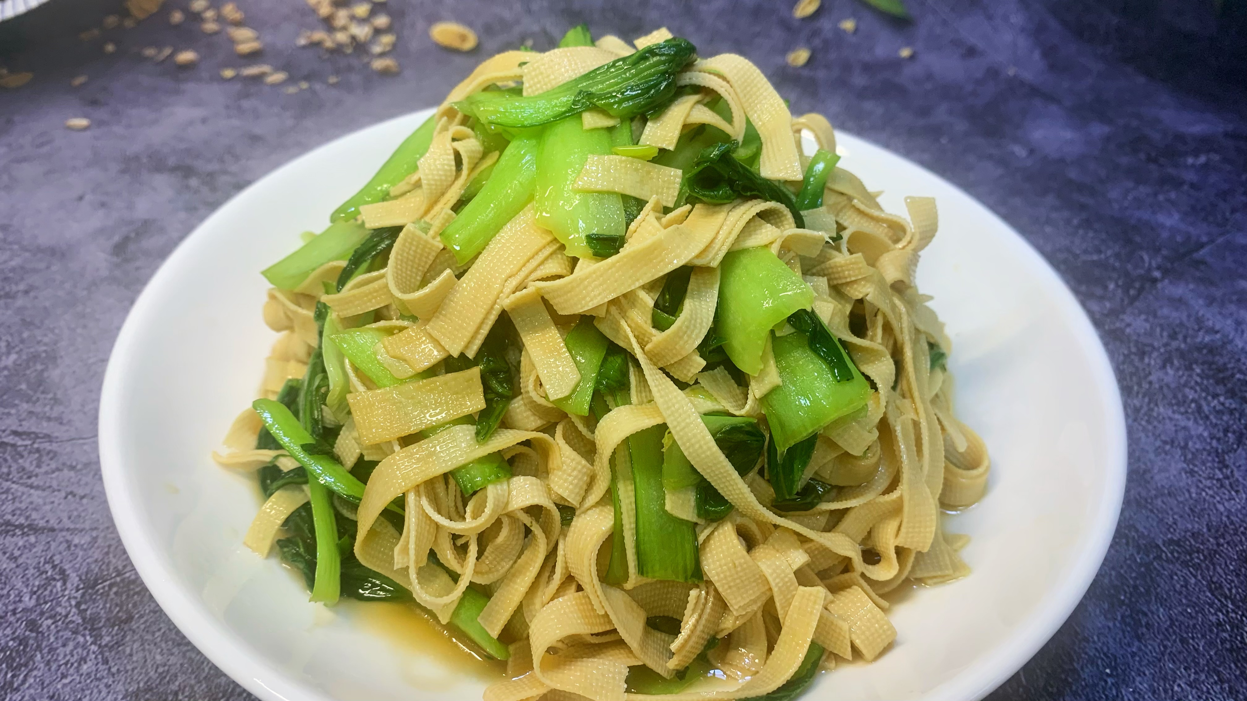 苏北家常菜青菜炒豆腐皮,做法简单经济实惠,清淡可口美味又好吃