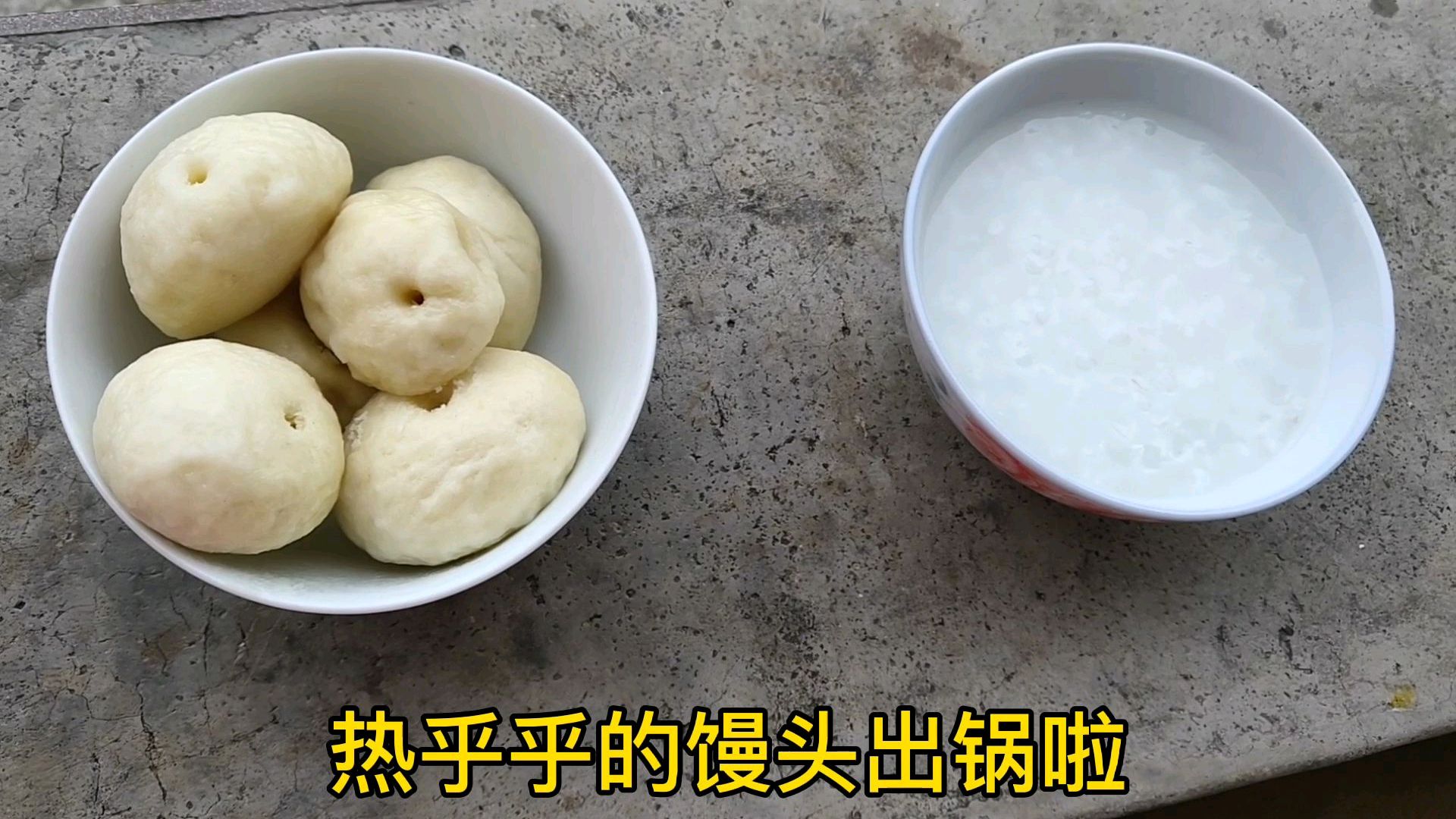 热乎乎的馒头配上一碗白粥,宝宝吃了美滋滋