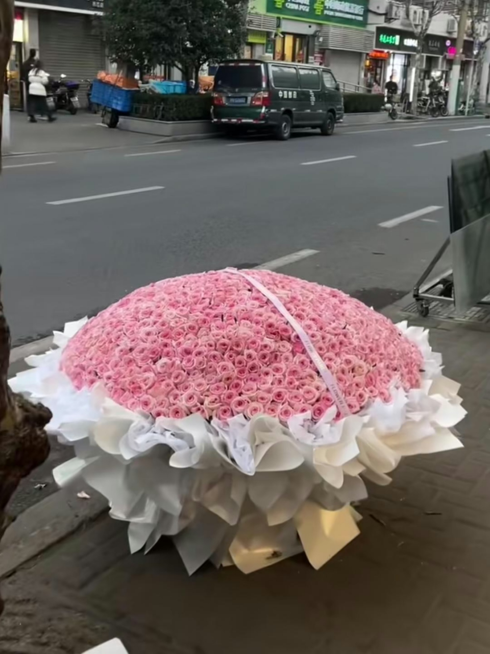 有钱人的情人节,999朵玫瑰 #搞笑